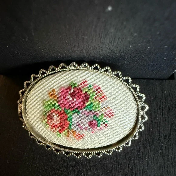 Floral Embroidered Brooch - Multicolor - Picture 3 of 5